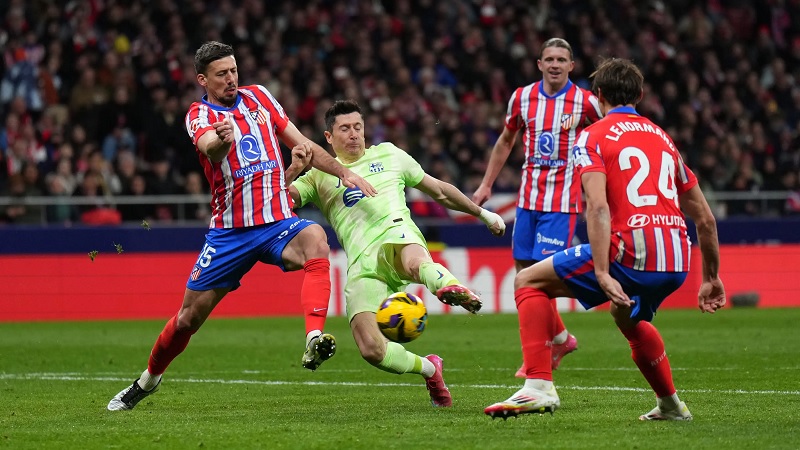 Lewandowski mở màn cuộc lội ngược dòng trước Atletico